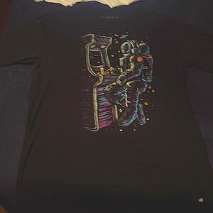 Like new men’s tee shirt with graphic design